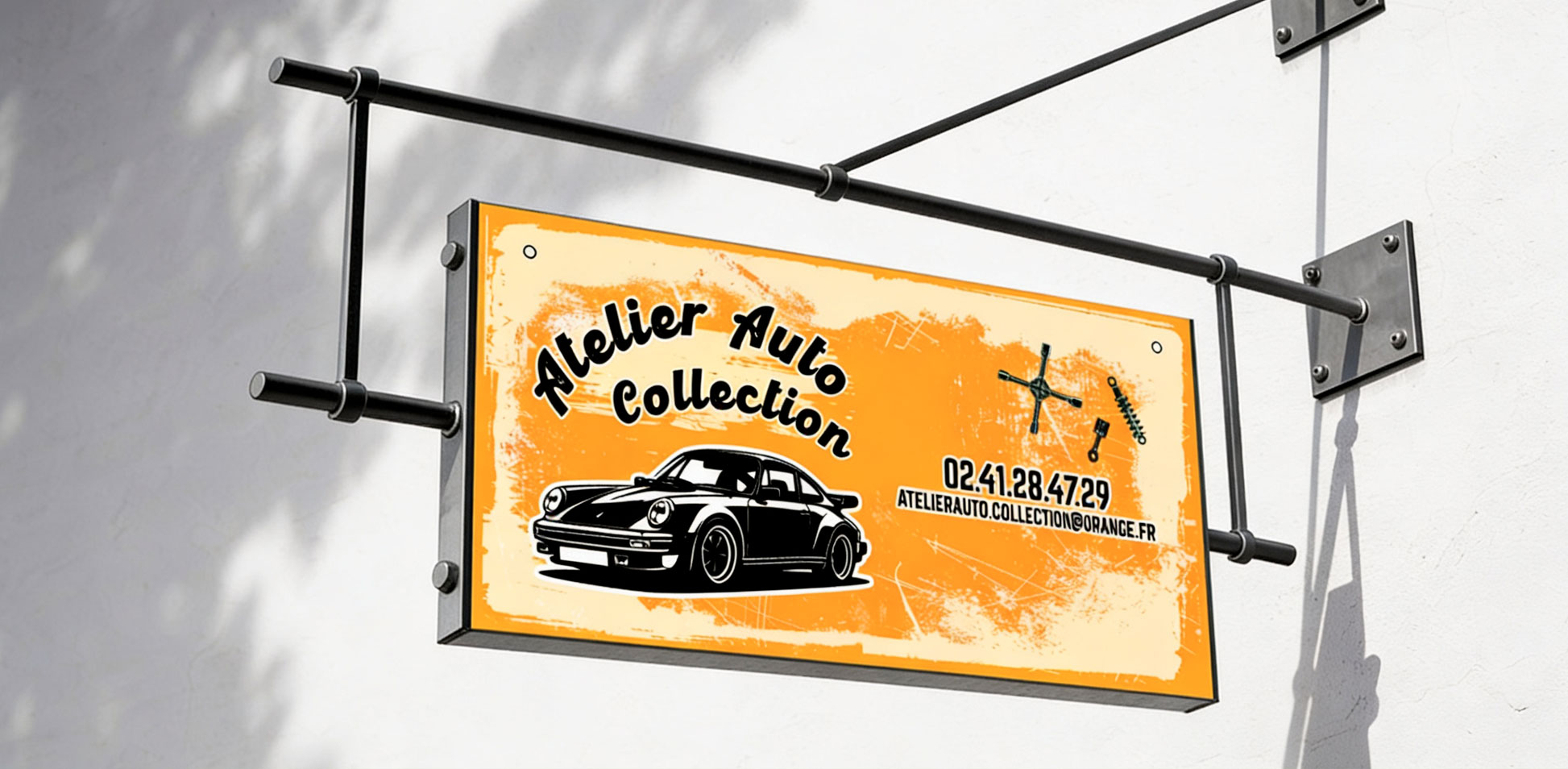Panneau extérieur de l’Atelier Auto Collection avec logo, illustration de voiture ancienne et coordonnées
