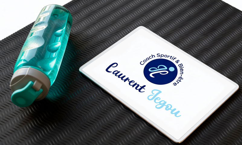 Logo de Laurent Jégou, coach sportif et bien-être, photographiée sur un tapis de sport avec une gourde de fitness.