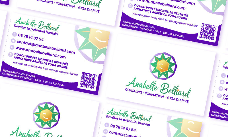 Cartes de visite Anabelle Belliard – Coaching professionnel, formation et yoga du rire, identité visuelle avec logo soleil géométrique vert, jaune et violet.